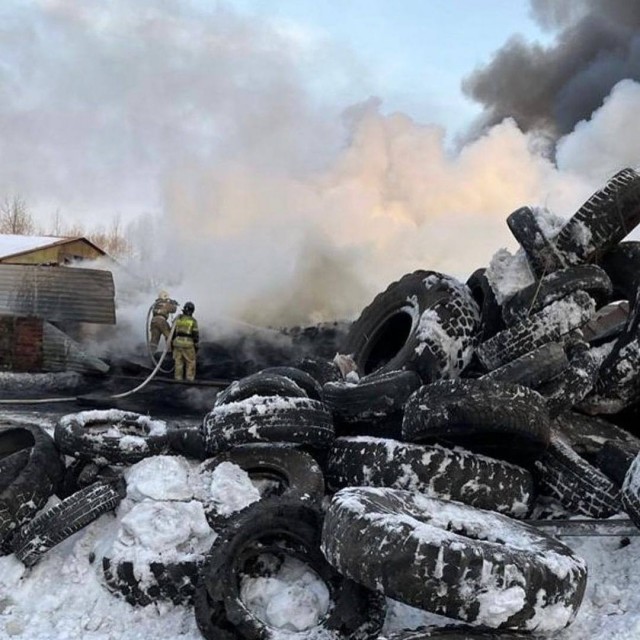 В Новокузнецке загорелась фирма, занимающаяся утилизацией шин.