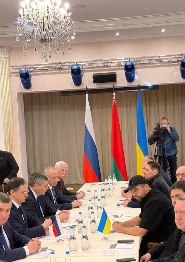 ⚡️ Два часа продолжаются переговоры России и Украины