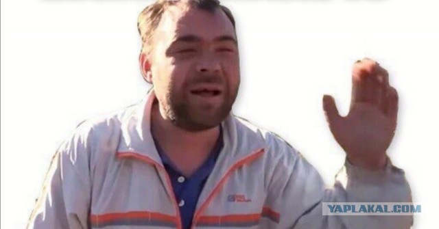 В Москве «Феррари» без номеров влетел в столб и разлетелся на несколько частей.