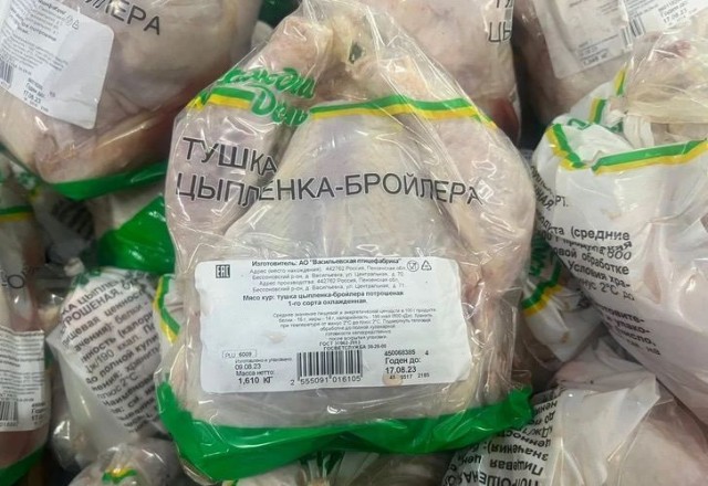 В Екатеринбурге накрыли подпольный цех, в котором из тухлой курицы делали заготовки для шаурмы, а затем продавали их закусочным