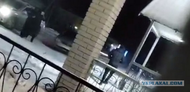 В селе Чоя (республика Алтай) мужчина с ружьем пришел в бар, посетители которого мешали ему спать