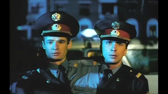 В супермаркете на Фонвизинской обнаженная девушка молится консервированным ананасам