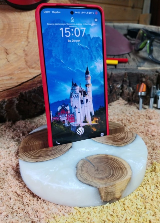 Подставка под телефон из эпоксидной смолы и спилов