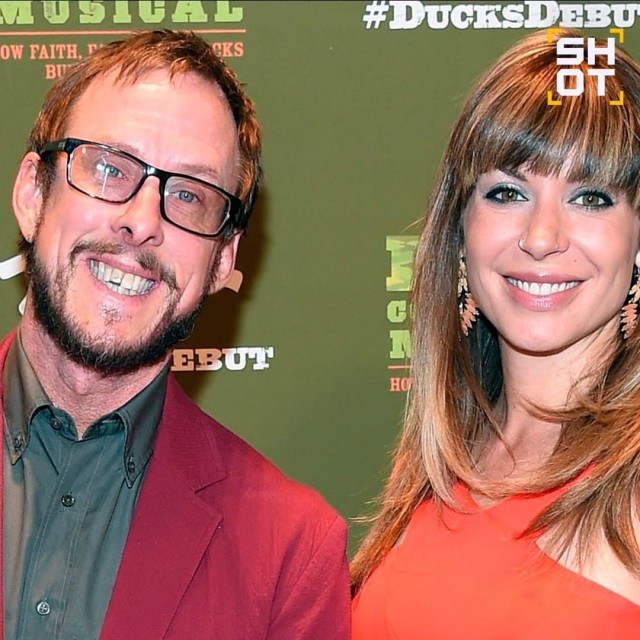 Жена рок-музыканта устроила суету в Лос-Анджелесе: в супругу басиста Weezer стреляли полицейские, арестовали на улице, а затем освободили за $1 миллион. 