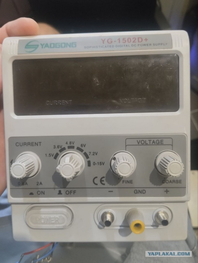 Долго пытался понять, для чего нужен средний жёлтый контакт на блоке питания.