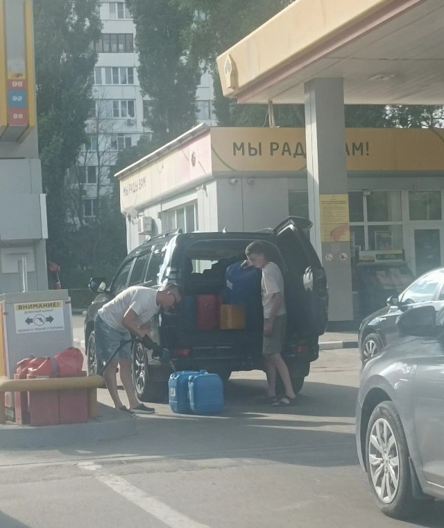 Лимиты на заправках ввели и в Тюмени