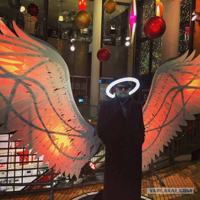 БГ поет в метро