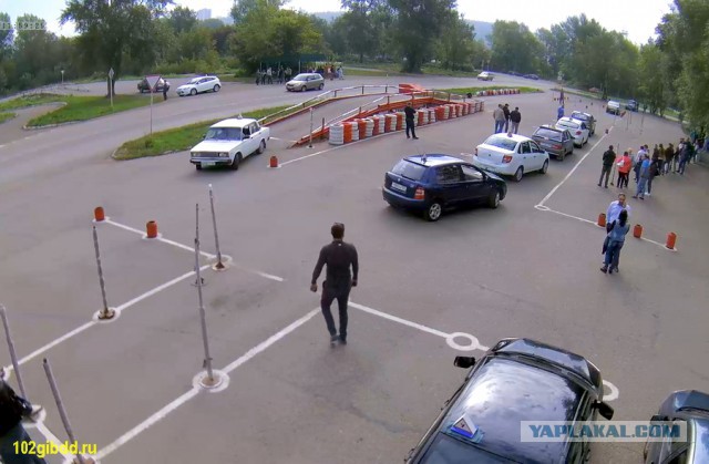 Этот меня домогается, а этот меня не хочет