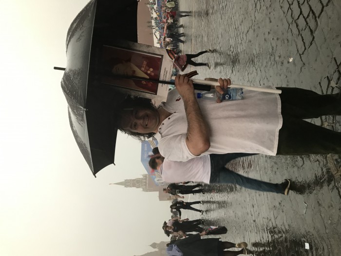 Под проливным дождём более 700 000 человек прошли с Бессмертным полком по улицам столицы