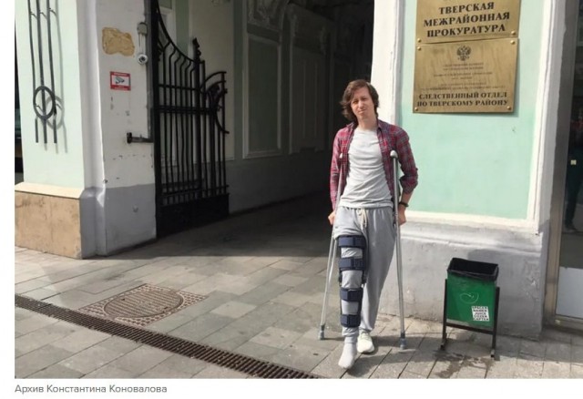 Полиция сломала москвичу ногу, следствие и суд это проигнорировали. Песков не знает, что с этим делать
