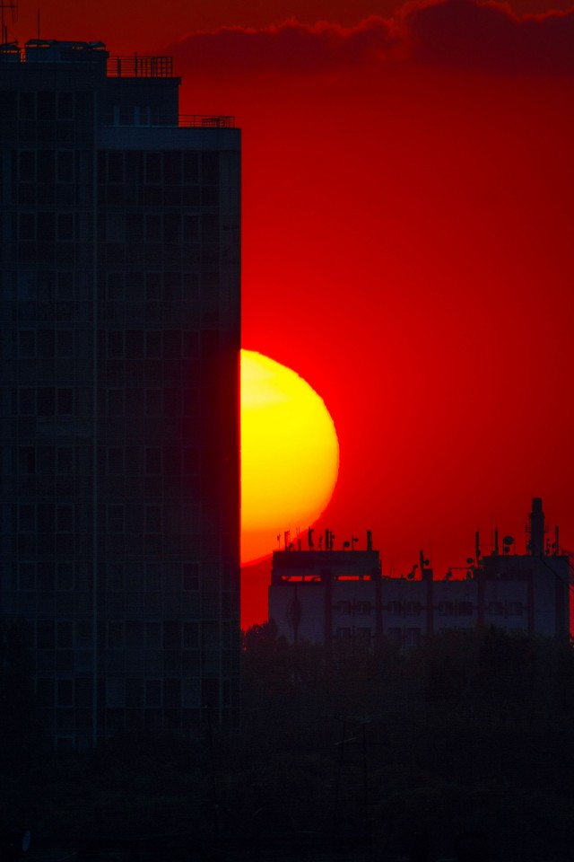 Солнце, небо и лунища