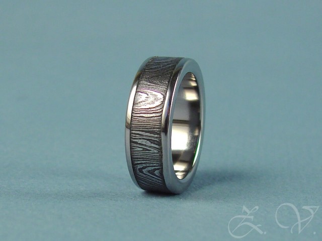 Кольцо из титана со вставкой из дамасской стали