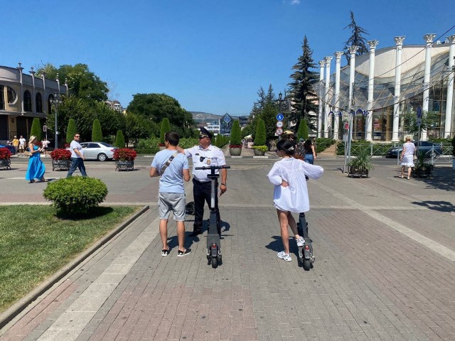 В Кисловодске впервые в России выписали штраф за езду на электросамокате
