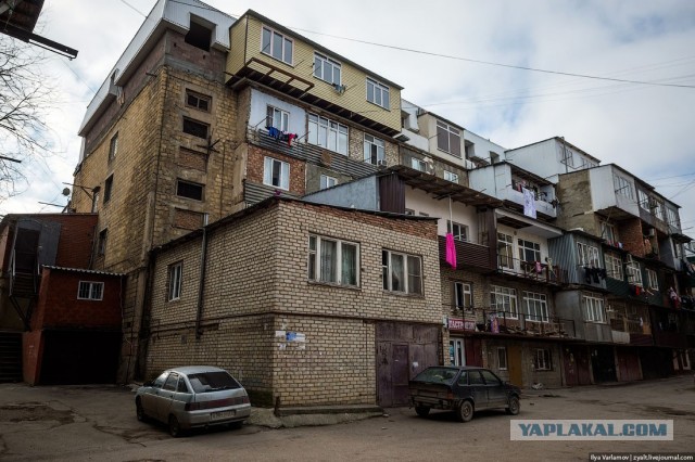 Москвич построил балкон на первом этаже и попал под суд
