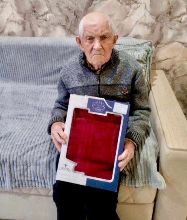 Путевочку в санаторий пожалуй будет жирно,а набор копеечных полотенец самое то!
