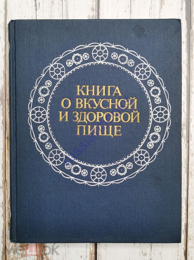 Коньяк - крепкий ароматичный виноградный напиток.