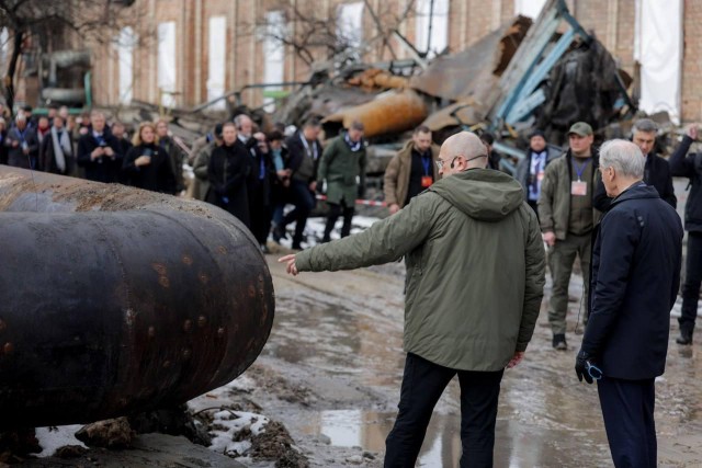 Надо было еще все вокруг говном залить
