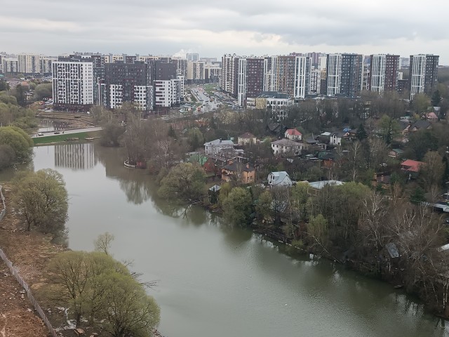 Мужчина ворвался в ПВЗ одного из маркетплейсов в Коммунарке, устроил там пожар, а потом покончил с собой.