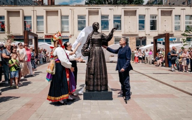 В Курске открыли скульптуру Куряночки