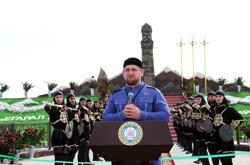 Кадыров открыл памятник женщинам-героям войны