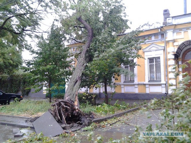 В Ростовской области бушует ураган