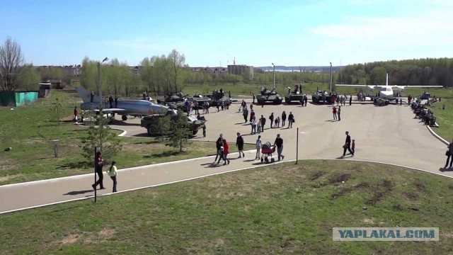 Самолет во дворе