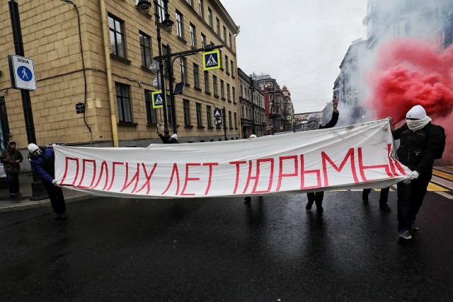 В день рождения Путина в Петербурге растянули баннер «Долгих лет тюрьмы». 4 задержаны