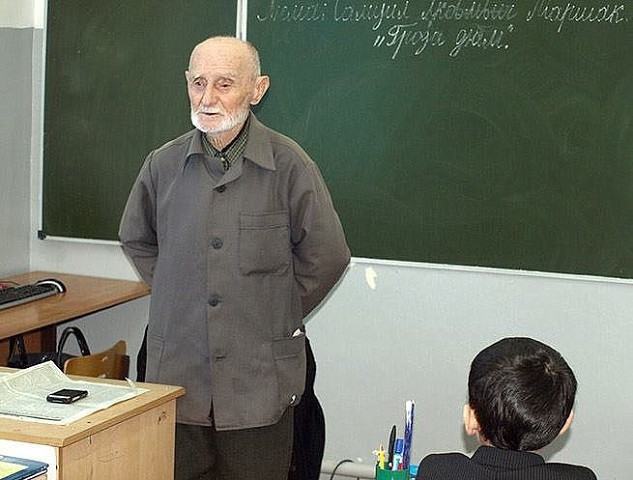 Член на спине учителя