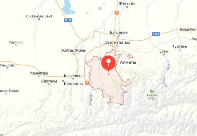 В Алматы пассажир открыл аварийную дверь самолета