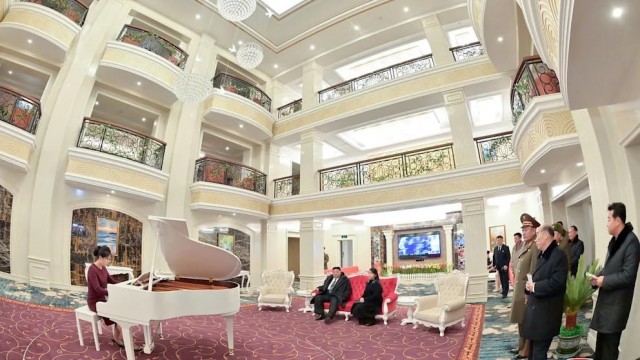 Ким Чен Ын вместе с дочерью открыли новый курорт в КНДР 