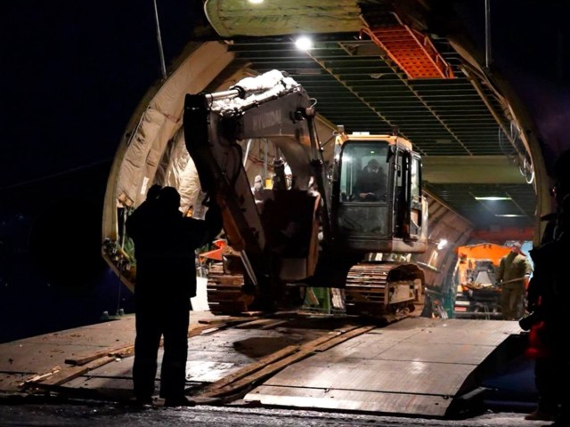 Ну всё, Москва спасена. Камчатку загрузили уборочной техникой.