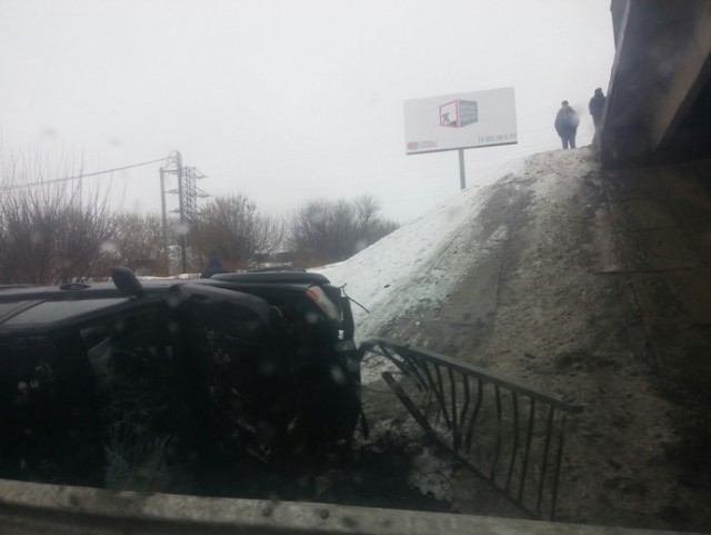 В Подмосковье при попытке опережения с эстакады свалился внедорожник