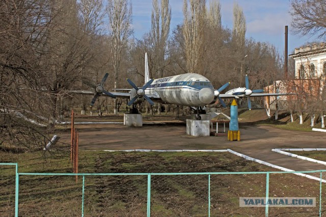 Самолет во дворе