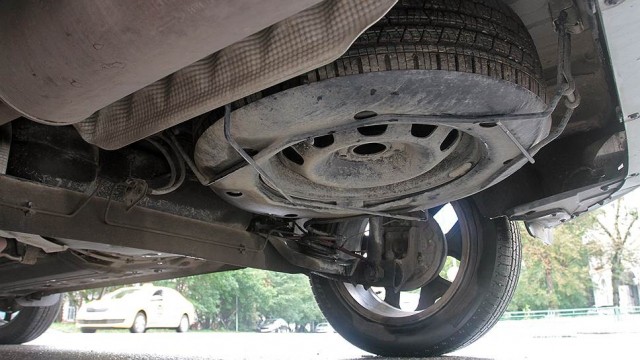 крепление запаски на 2717. докатка на прадо 150. Land rover discovery 5 запасное колесо. днище запасного колеса. рено сандеро запаска.