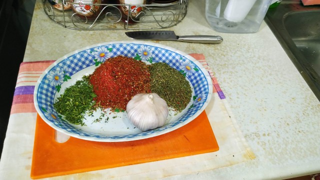 Холодает, пора нагуливать жирок. Солю сало