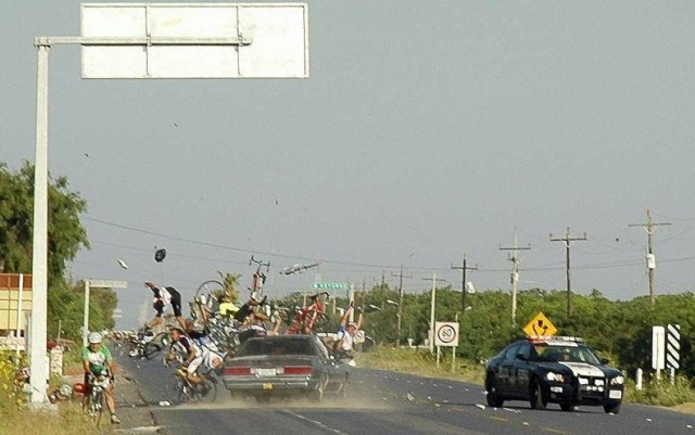 В Новом Уренгое электросамокат врезался в легковую машину