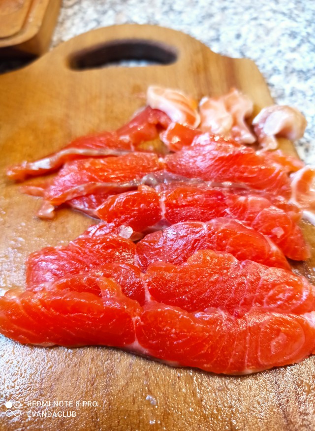 Арктический голец полу-горячего копчения.