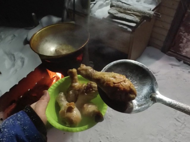 Макароны с курицей и грибами в казане