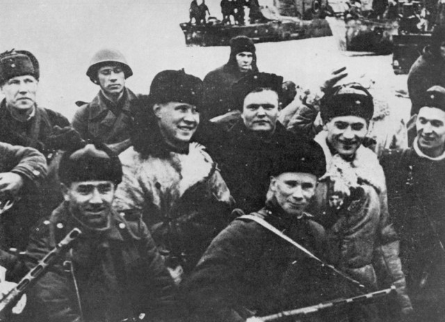 Они вели бой в течение 100 часов, не имея никакой поддержки, к своим вышло 5 человек.Гибель десанта в Мерекюля.Февраль 1944 года