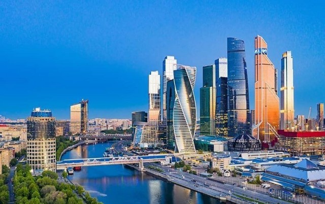 Ребят, все нормально! Размер средней зарплаты в России превысил 54 000 рублей