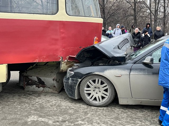 На встречу с вагоновожатой спешил, не иначе