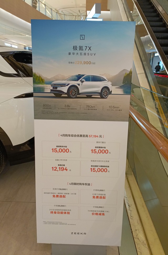 Новейшая Toyota Camry за копейки: в Китае авто продают со скидкой в 10 тыс.$. Итоговая цена - 14,6 тыс. $ (1,2 млн. рублей)