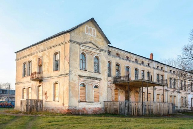 В Беларуси продают целую усадьбу за ₽1200. В ней есть два этажа, отопление, водоснабжение и электричество