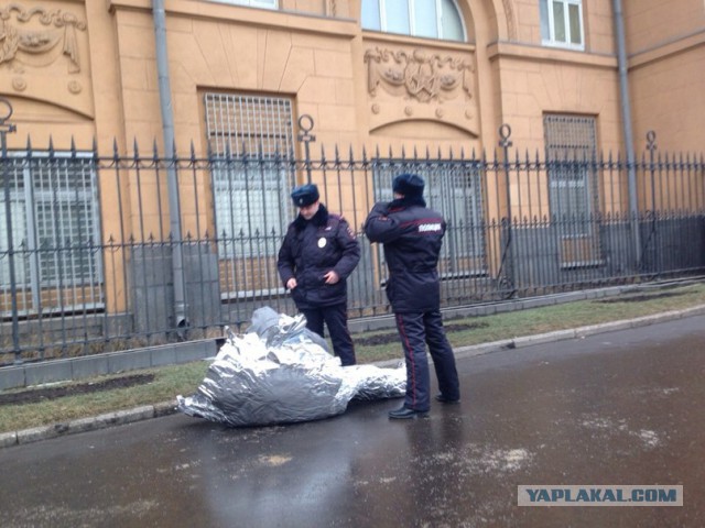 Посольство США в Москве оцеплено
