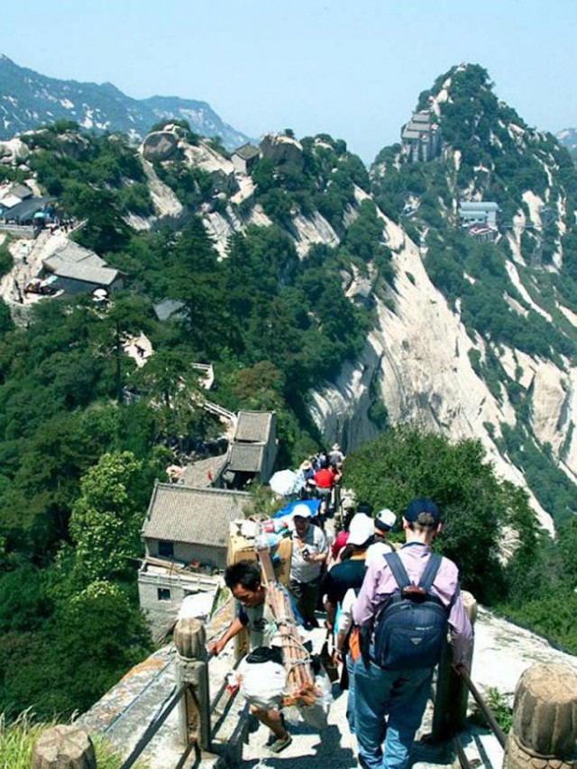 Эта тропинка в Китае-самый опасный маршрут в мире
