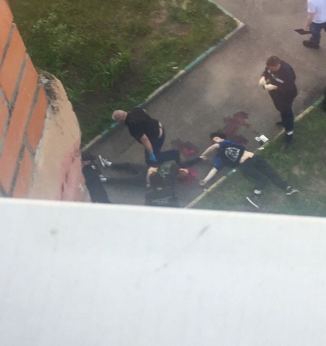 Парень и девушка выпали из окна высотки в Москве