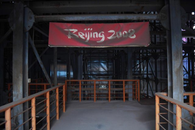 Через десять лет на стадионах Олимпийских Игр в Пекине растут деревья, а талисманы догнивают под открытым небом