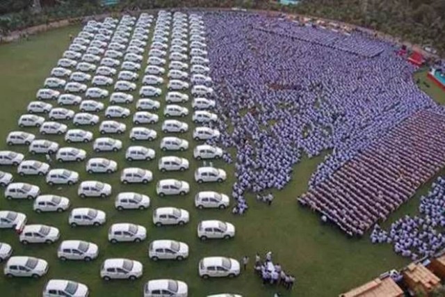 Олигарх, владелец алмазного бизнеса, подарил сотрудникам своей компании 600 автомобилей Maruti Suzuki