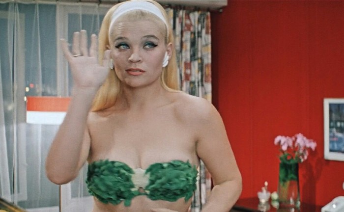 20 самых сексапильно одетых киногероинь