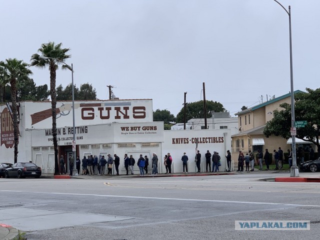 Очередь в оружейный магазин в Лос Анджелесе